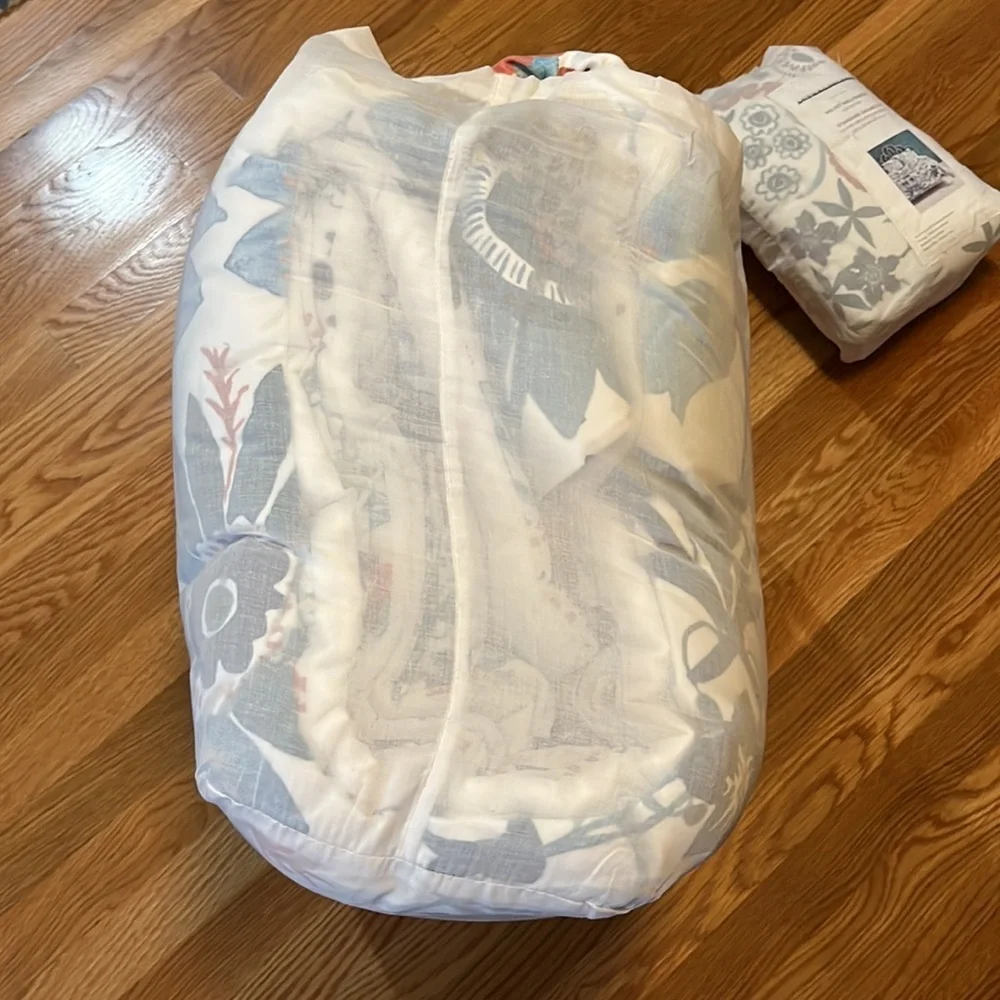 Anthropologie Velvet Hollyhock Quilt Size Queen with Shams NWT